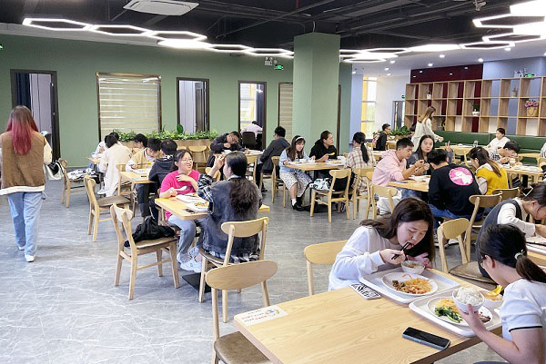 稱重自助餐走進學校 讓人抵抗不了的自助餐模式！